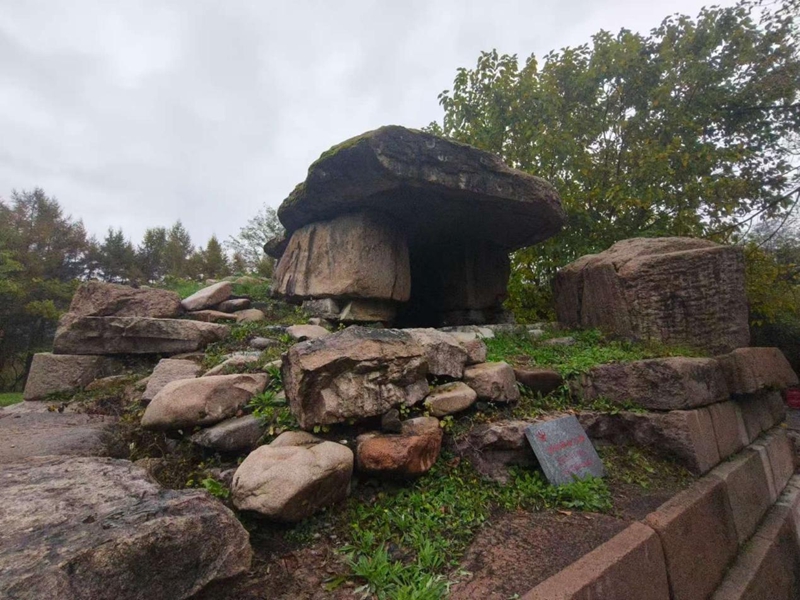 長壽王陵的陪陵。實習生 王思皓攝