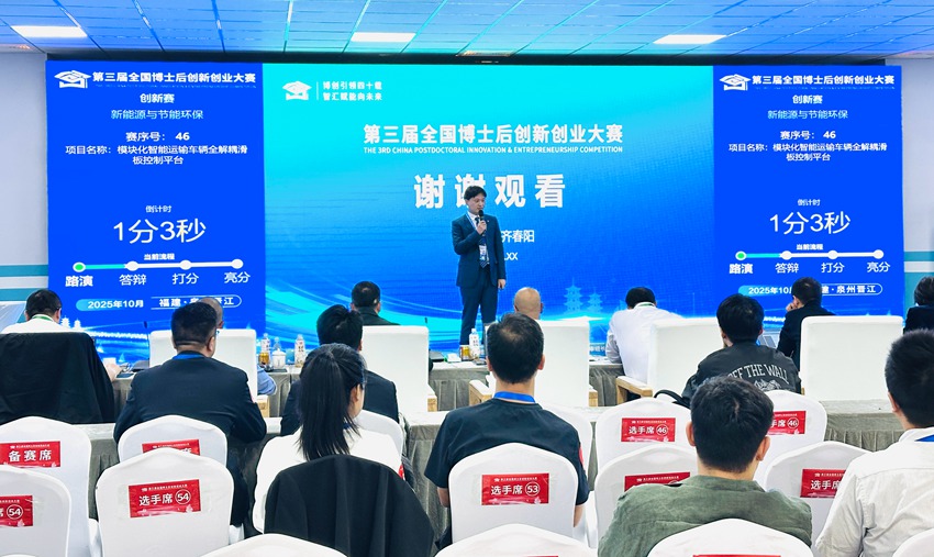 齊春陽攜《模塊化智能運輸車輛全解耦滑板控制平台》項目參加創新賽新能源與節能環保賽項。楊宜修攝