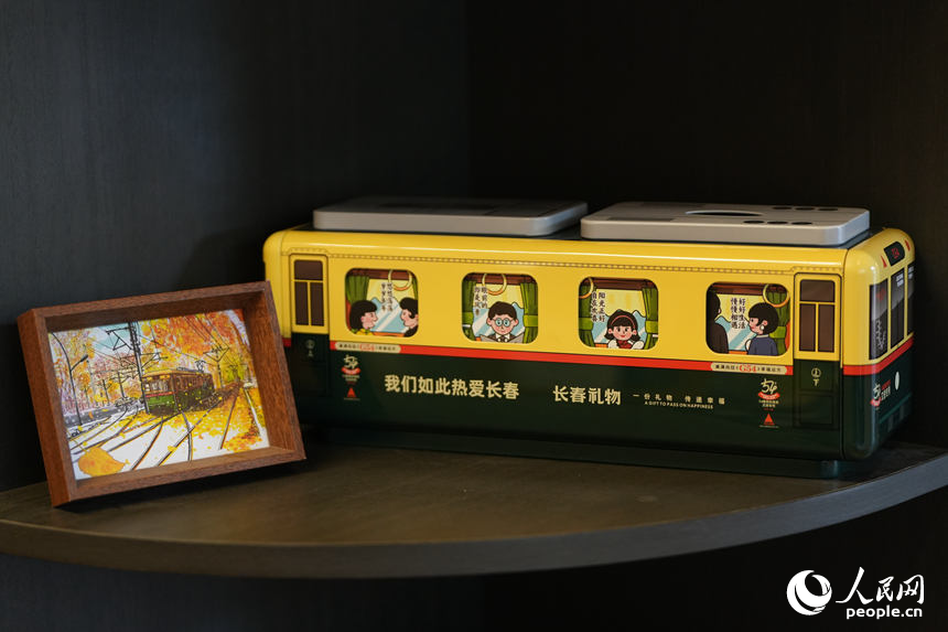長春市推出的“長春禮物”電車主題文創產品。人民網記者 李洋攝