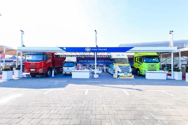 一汽解放携J7牵引车、JH6自卸车及虎6G纯电轻卡亮相第138届广交会