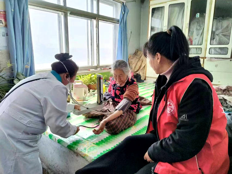 上门为老人测量血压