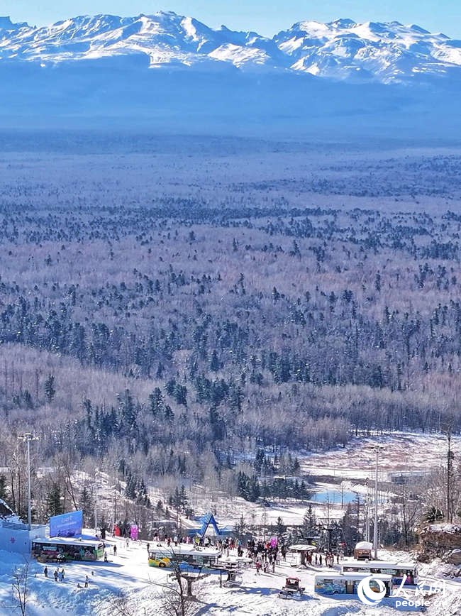 在长白山和平滑雪场远眺长白山。(资料照片)人民网记者 李洋摄
