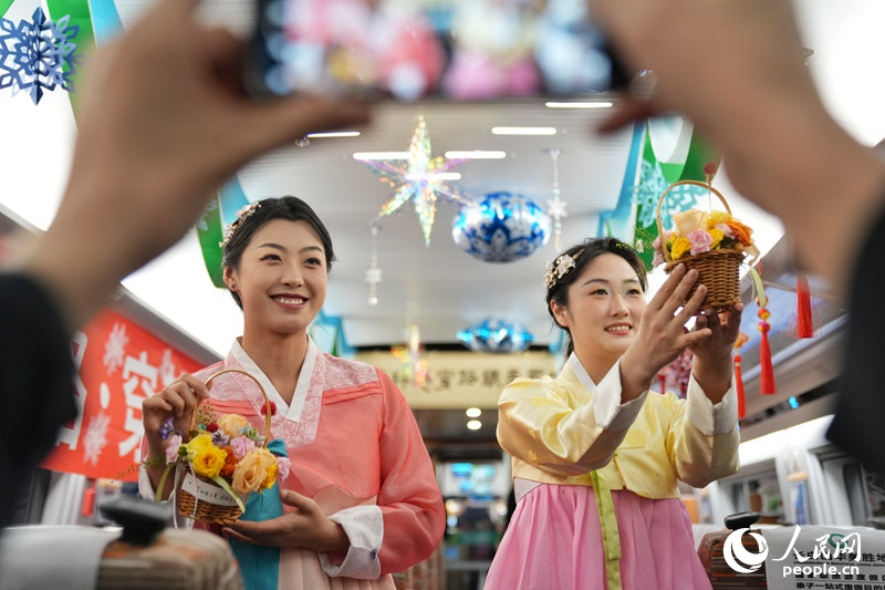 沈白高铁列车上奏响“文化交响曲”。人民网记者 李洋摄