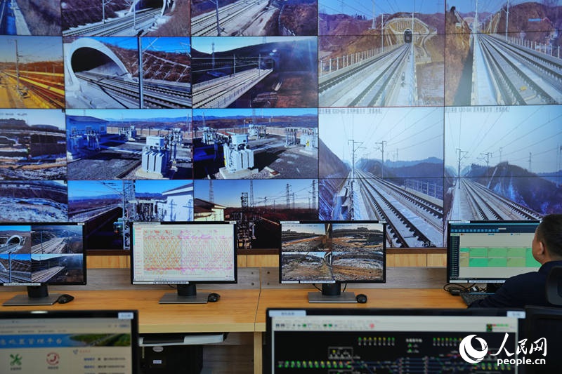 沈阳高铁基础设施段安全生产指挥中心监控屏上显示的沈白高铁实时画面。人民网记者 李洋摄