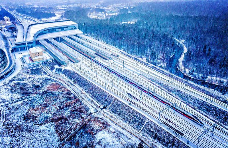 11月27日,一列智能“复兴号”动车组驶出长白山高铁站。孙立君 摄