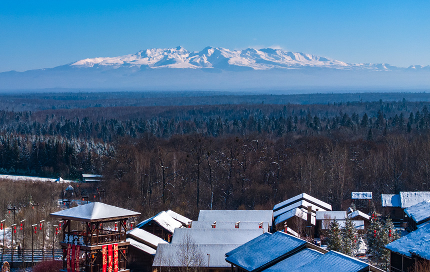 在白山市抚松县的雪乡客栈远眺长白山美景。孙立君摄