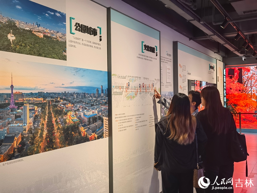 游客参观长春历史文化博物馆。人民网记者 马俊华摄