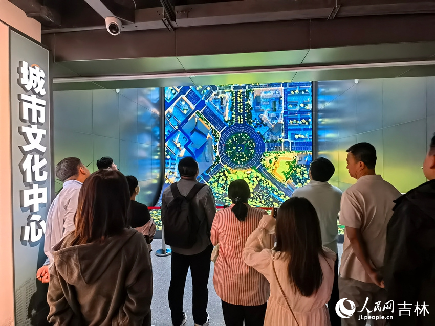 游客参观长春历史文化博物馆。人民网记者 马俊华摄