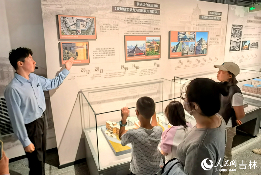 游客参观长春历史文化博物馆。人民网记者 马俊华摄