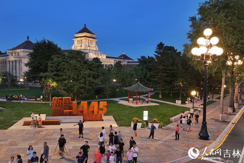 “新民1445”雕塑。人民网记者 李洋摄