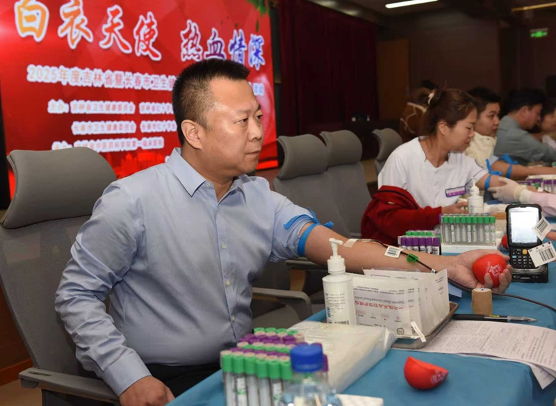 荆涛承办省卫生健康系统无偿献血月活动并带头献血