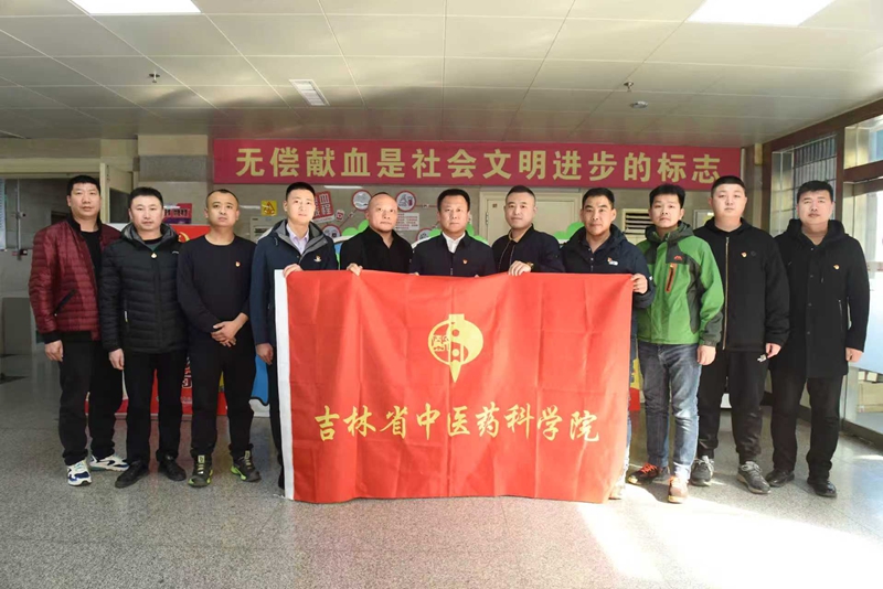 荆涛带领全院退役军人参加义务献血活动