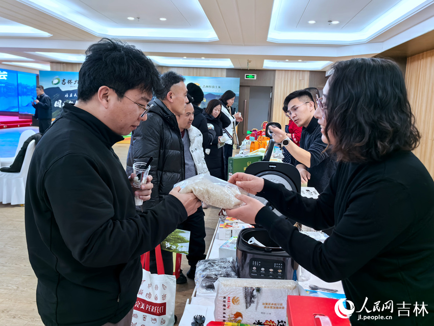 活动现场，现焖的米饭刚一出锅，热气腾腾，香气扑鼻，引来不少采购商品尝。人民网记者 王海跃摄