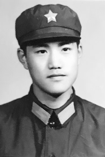 1980年2月杨海波首次佩戴第一次领章帽徽珍贵留影