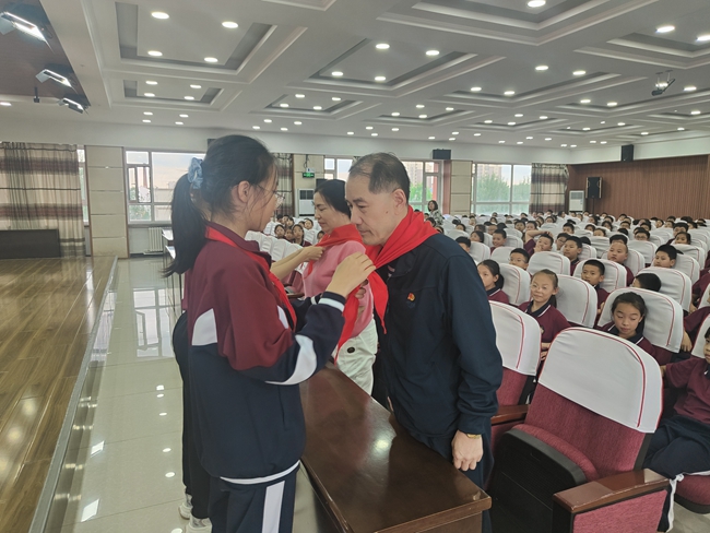 杨海波授聘雷锋小学校外辅导员