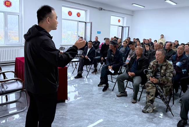 滕喜龙组织召开村民代表大会