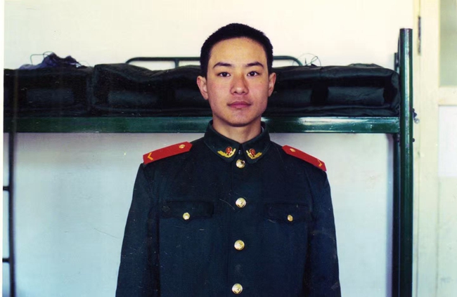 在部队服役期间的杨经华