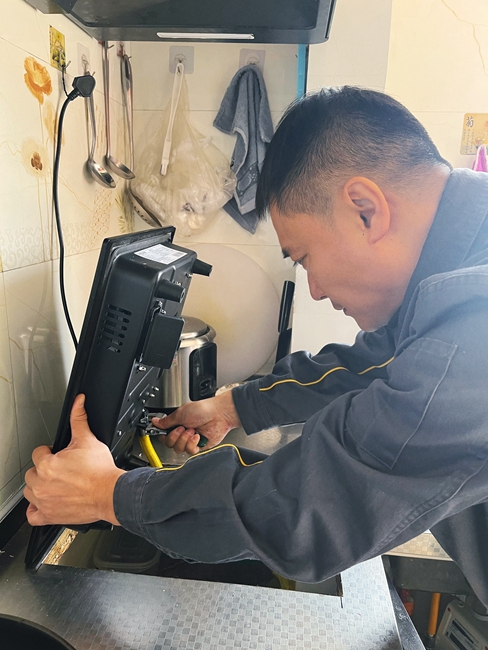 杨经华为居民检测燃气安全