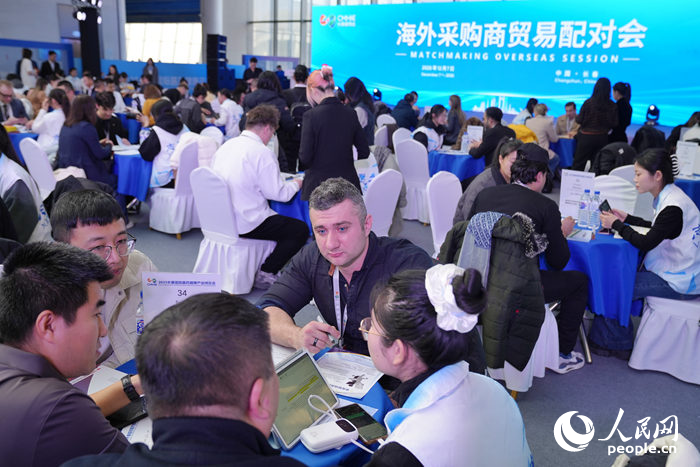 海外採購商與醫藥代表洽談。人民網記者 李洋攝