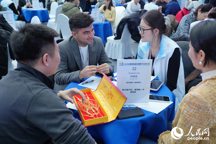 海外採購商與醫藥代表洽談。人民網記者 李洋攝