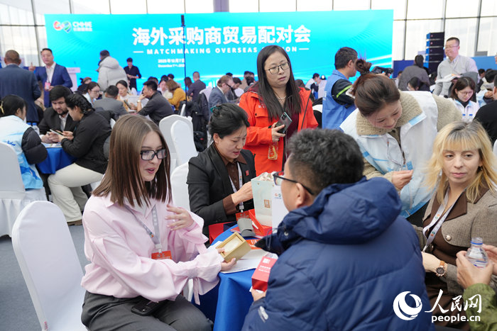 海外採購商與醫藥代表洽談。人民網記者 李洋攝