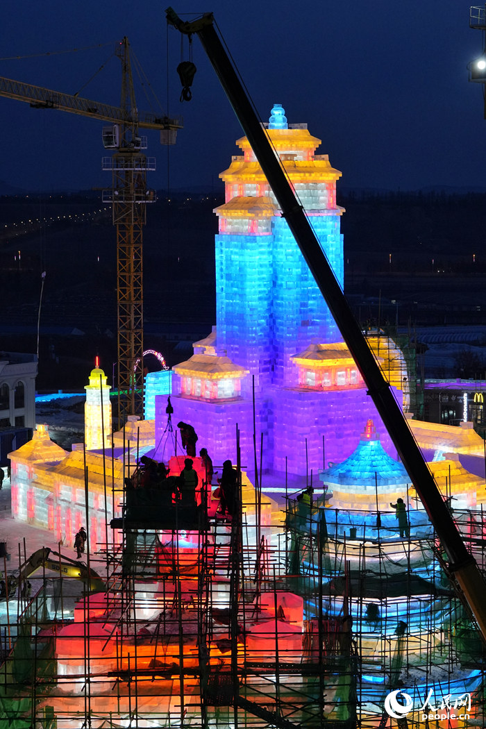 工人正在景區裡施工。人民網記者 李洋攝