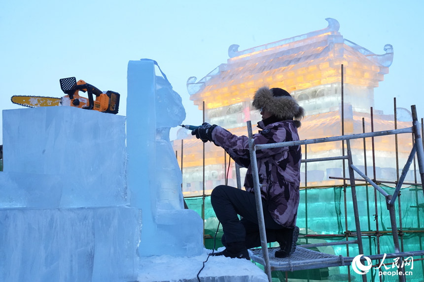 工人正在園區內雕刻冰雕。人民網記者 李洋攝