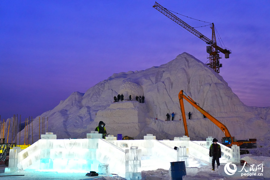 長春冰雪新天地建設現場。人民網記者 李洋攝