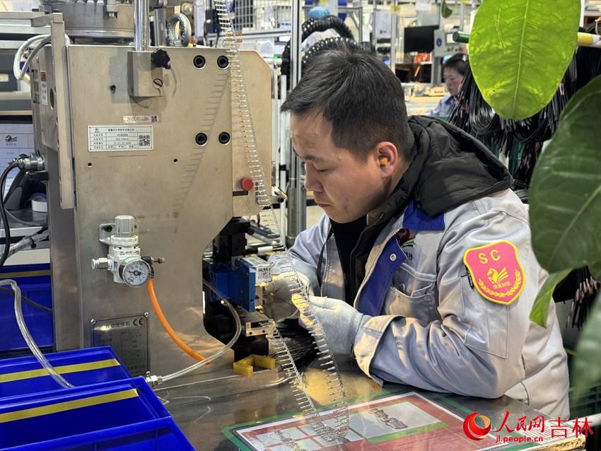 在长春捷翼汽车科技股份有限公司的生产车间里,技术工人正在专注操作。人民网记者 李思玥摄
