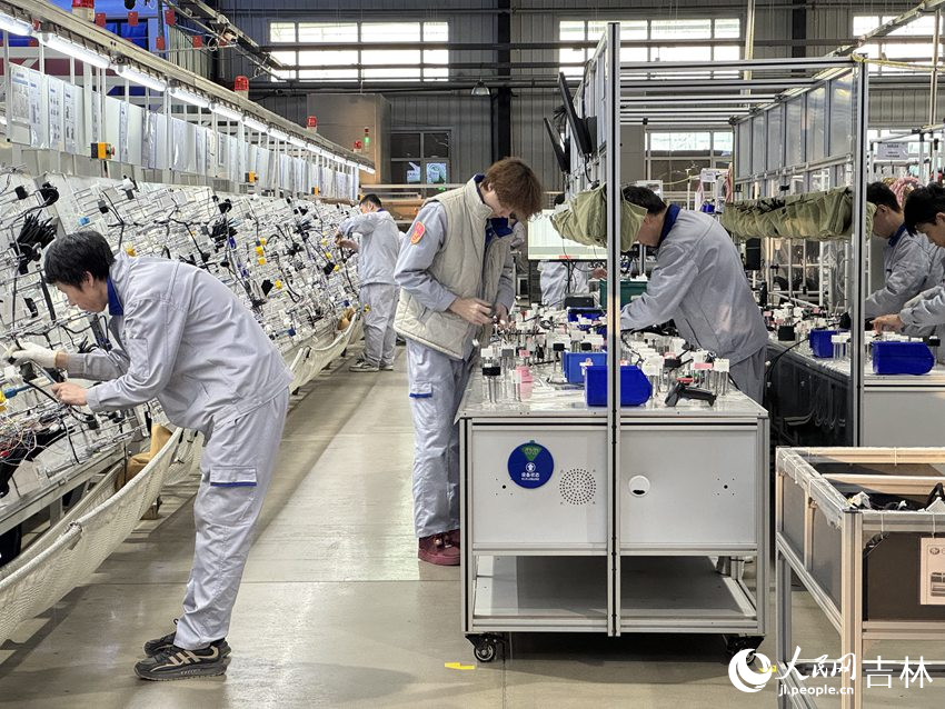 长春捷翼汽车科技股份有限公司生产车间内,工人们在各自工位上有条不紊地操作。人民网记者 李思玥摄