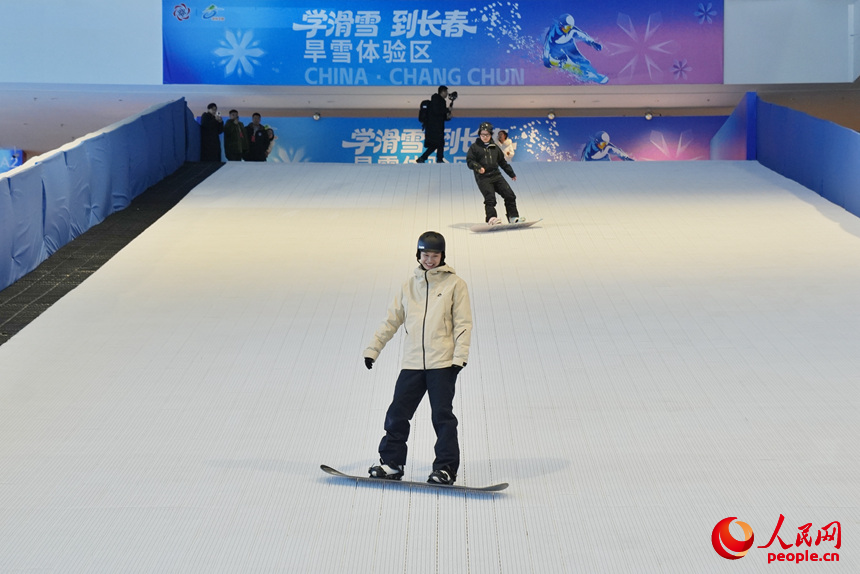 滑雪爱好者在雪博会上体验滑旱雪。人民网记者 李洋摄
