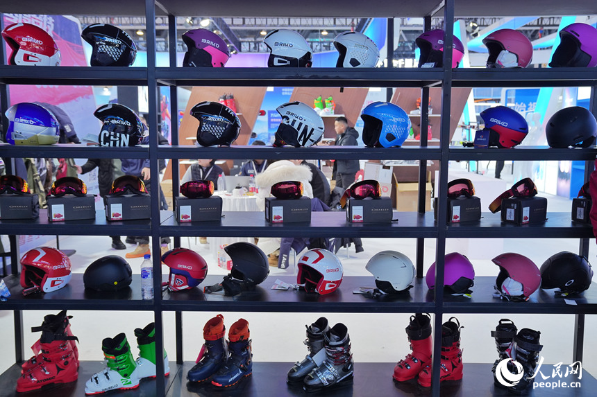 雪博會上展示的冰雪裝備。人民網記者 李洋攝