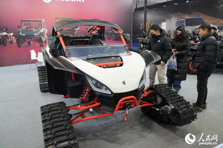 雪博會上展示的冰雪裝備。人民網記者 李洋攝