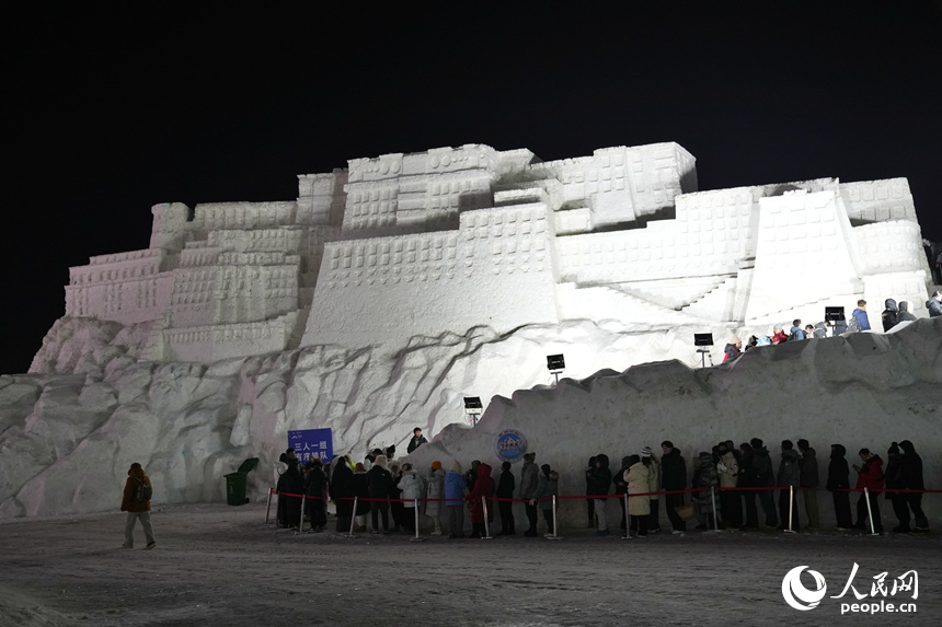 游客依次排隊體驗超長雪滑梯。人民網記者 李洋攝