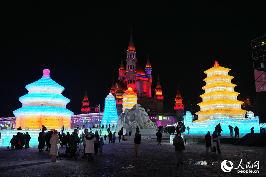 游客在園區內游玩。人民網記者 李洋攝