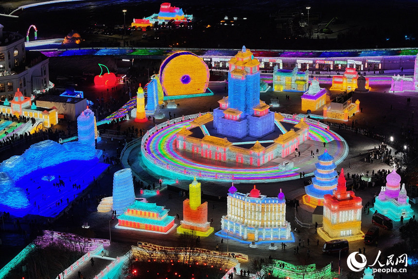 園區內的大型冰建。人民網記者 李洋攝