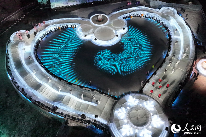 園區內的心形冰舞台。人民網記者 李洋攝