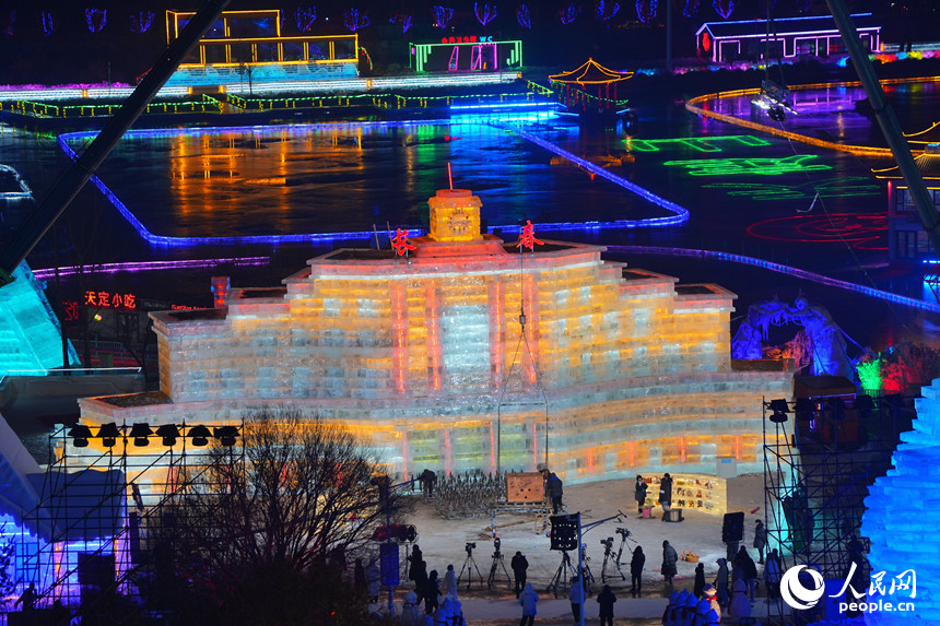 以長春火車站為造型的大型冰建。人民網記者 李洋攝