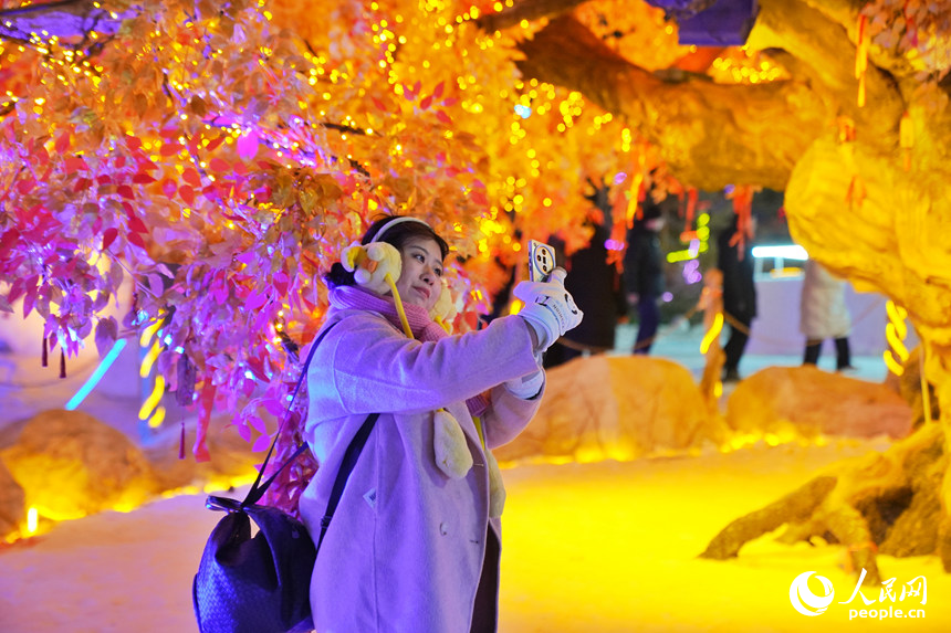 游客在園區拍照留念。人民網記者 李洋攝