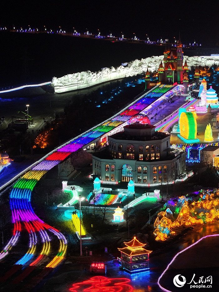 長春冰雪新天地520米冰滑梯。人民網記者 李洋攝