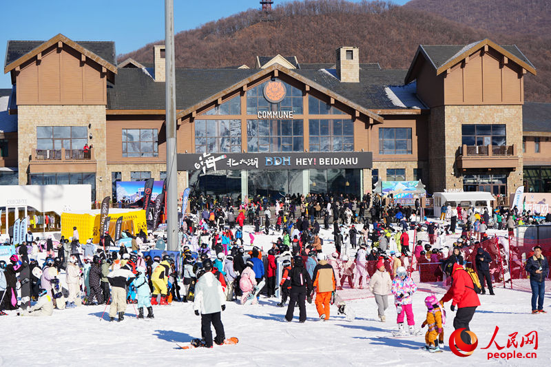 吉林省各大雪場“熱雪沸騰”。人民網記者 李洋攝
