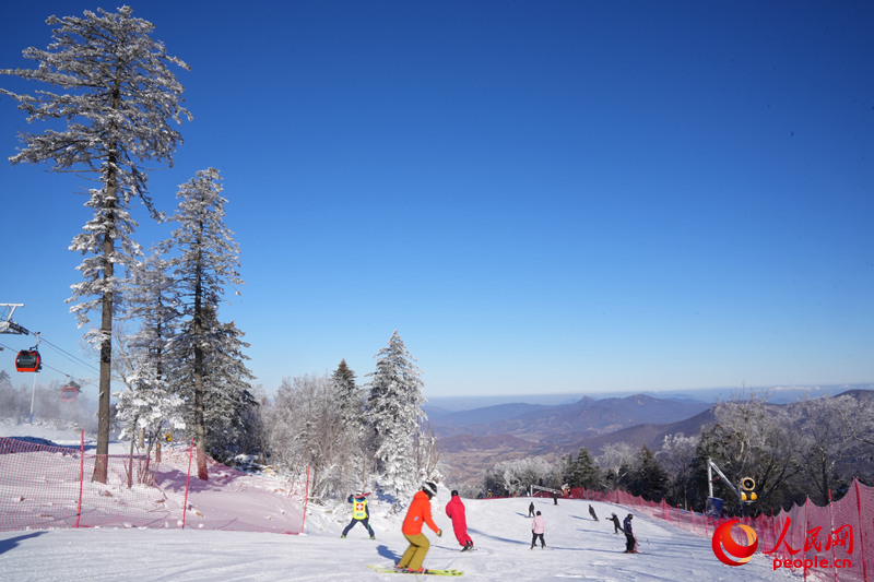 滑雪愛好者在吉林北大湖滑雪度假區滑雪。人民網記者 李洋攝