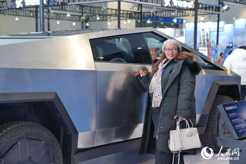 游客在雪博會拍照留念。人民網記者 李洋攝