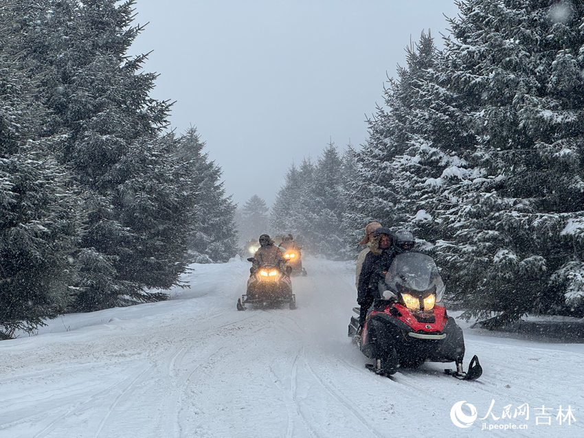 在長白山雪嶺景區，游客乘坐雪地摩托馳騁林間。人民網記者 李思玥攝