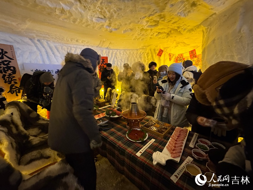 在老裡克湖景區，雪屋火鍋熱氣蒸騰。人民網記者 李思玥攝