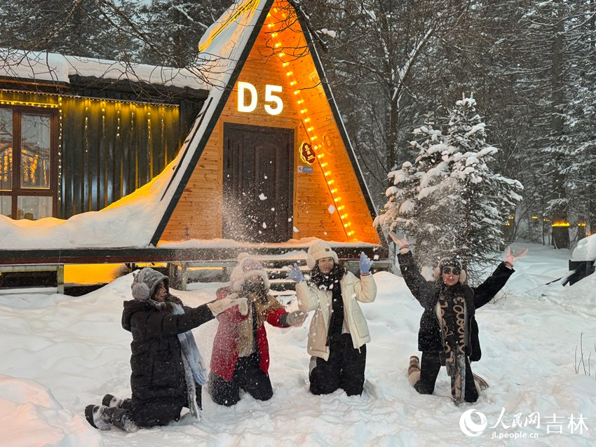 游客們在雪地裡歡鬧。人民網記者 李思玥攝