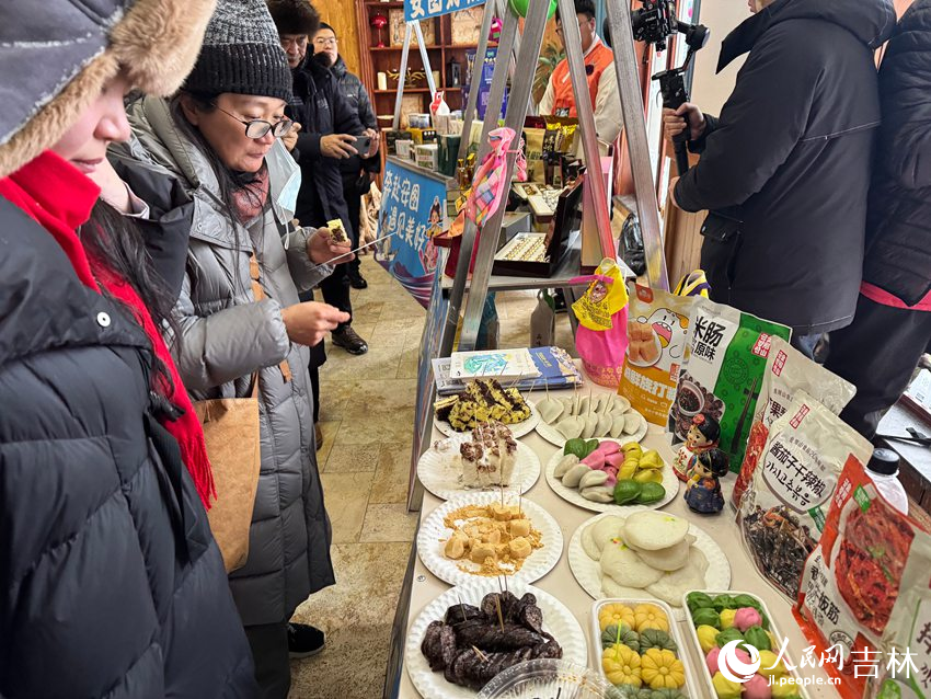 “安圖好物”展位的各類朝鮮族特色糕點吸引游客駐足。人民網記者 李思玥攝