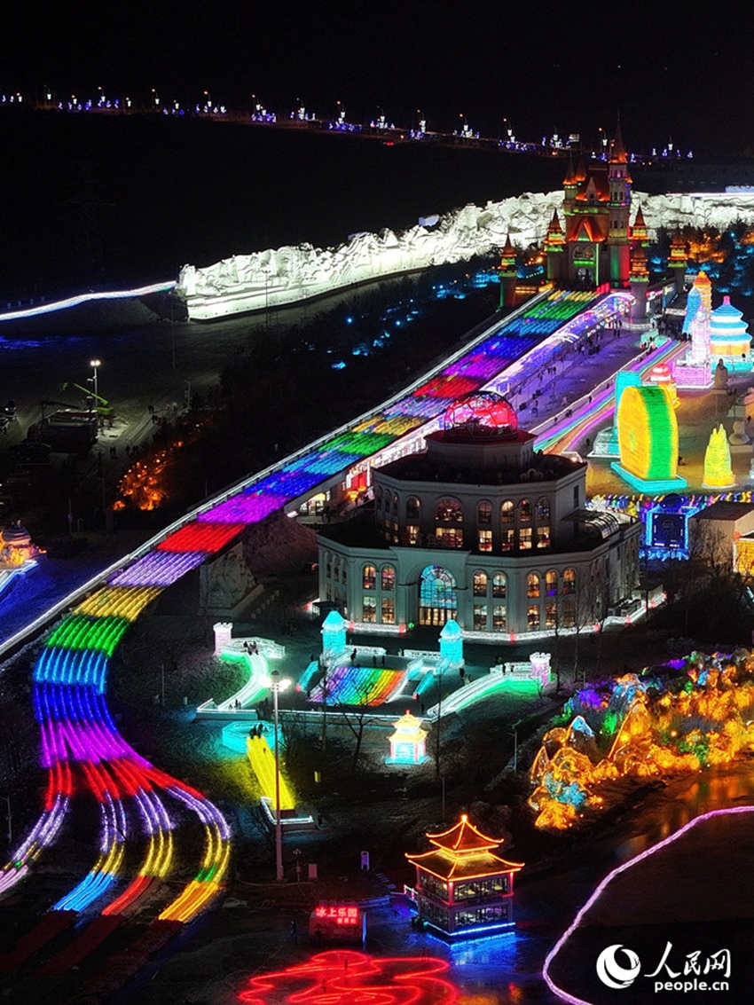 長春冰雪新天地冰滑梯。人民網記者李洋攝