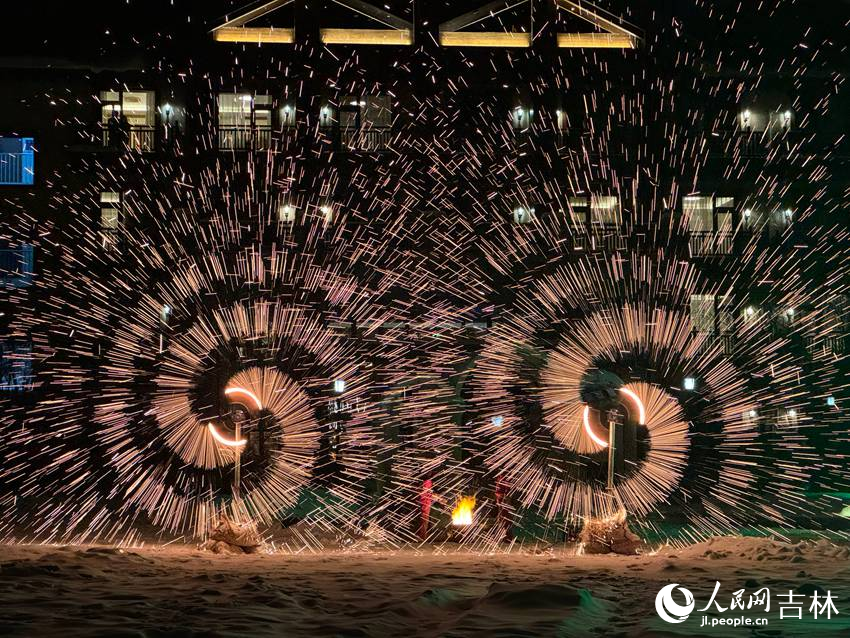 打铁花表演。人民网记者 李思玥摄