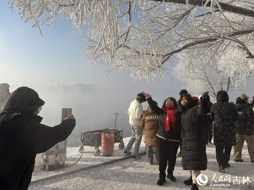 游客们纷纷用镜头记录美景。人民网记者 李思玥摄